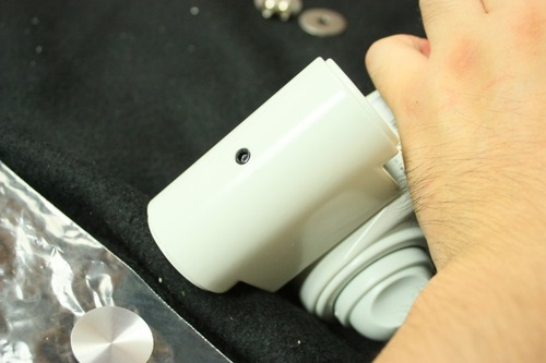 回転部分の硬さを調整するネジ