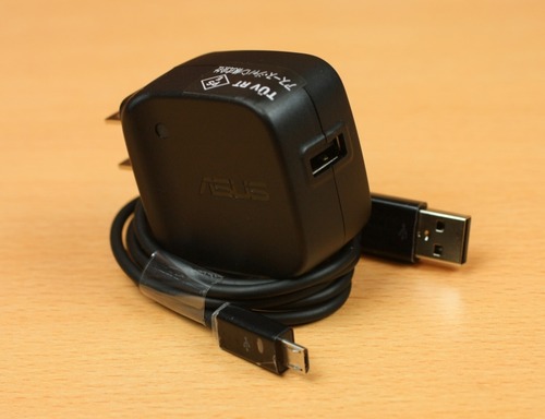 充電器とケーブル