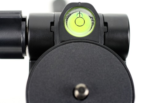 水準器の気泡が直線の中心に来るように