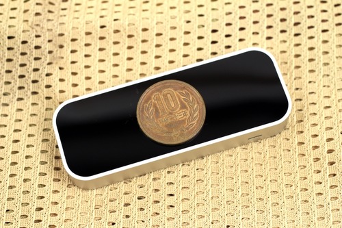 サイズはお菓子のFRISKとほぼ同等