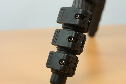 脚のロックはレバーロック