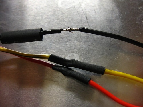 後は熱収縮チューブをライターで加熱してシュリンクします