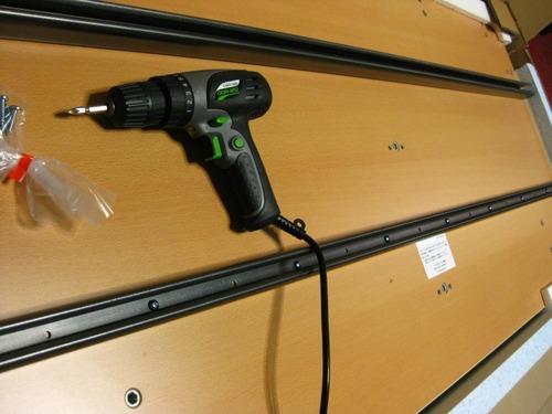 レールをネジ止め