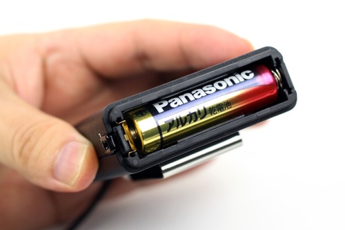 単三電池1本を本体に装着