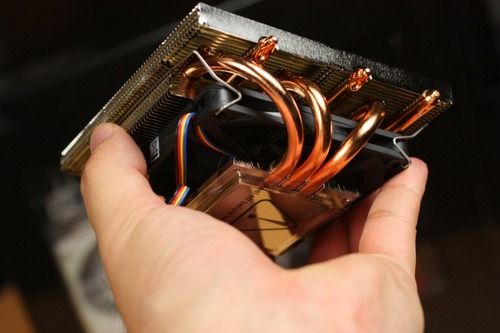 ヒートシンクの裏側に冷却ファンが搭載