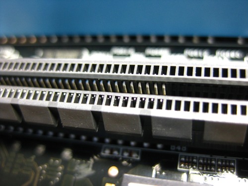 PCI_Express_x16だが実はx8