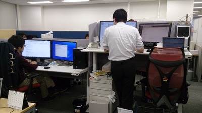 立って仕事をしている人と座って仕事をしている人