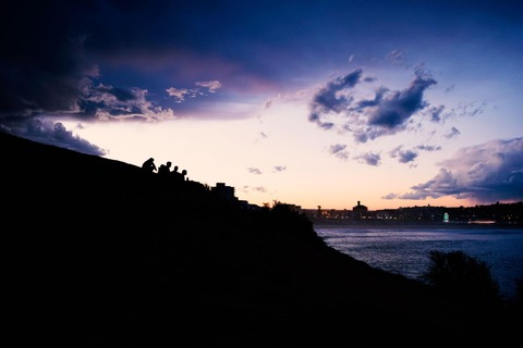 7−1海を眺める少年達