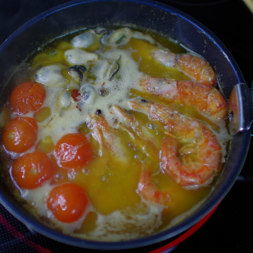 有頭海老と真牡蠣のアヒージョ 自分で簡単料理を作ってひたすら酒を飲むブログ 有頭海老と真牡蠣のアヒージョ 自分で簡単料理を作ってひたすら酒を飲むブログ