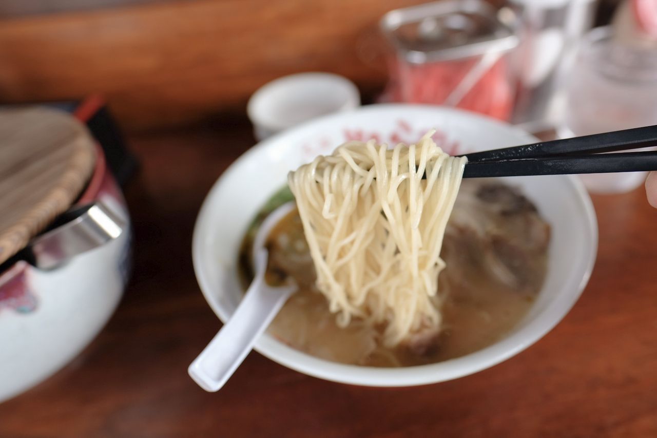 九州筑豊ラーメン 焼肉 山小屋 香春新本店 ラーメンと半チャーハンのセット らうちた 九州筑豊ラーメン 焼肉 山小屋 香春新本店 ラーメンと半チャーハンのセット らうちた