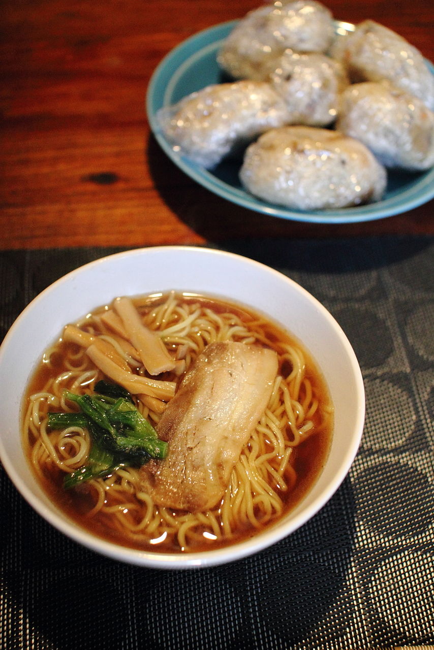 セブンプレミアムの 具付き醤油ラーメン 美味しいじゃない らうちた