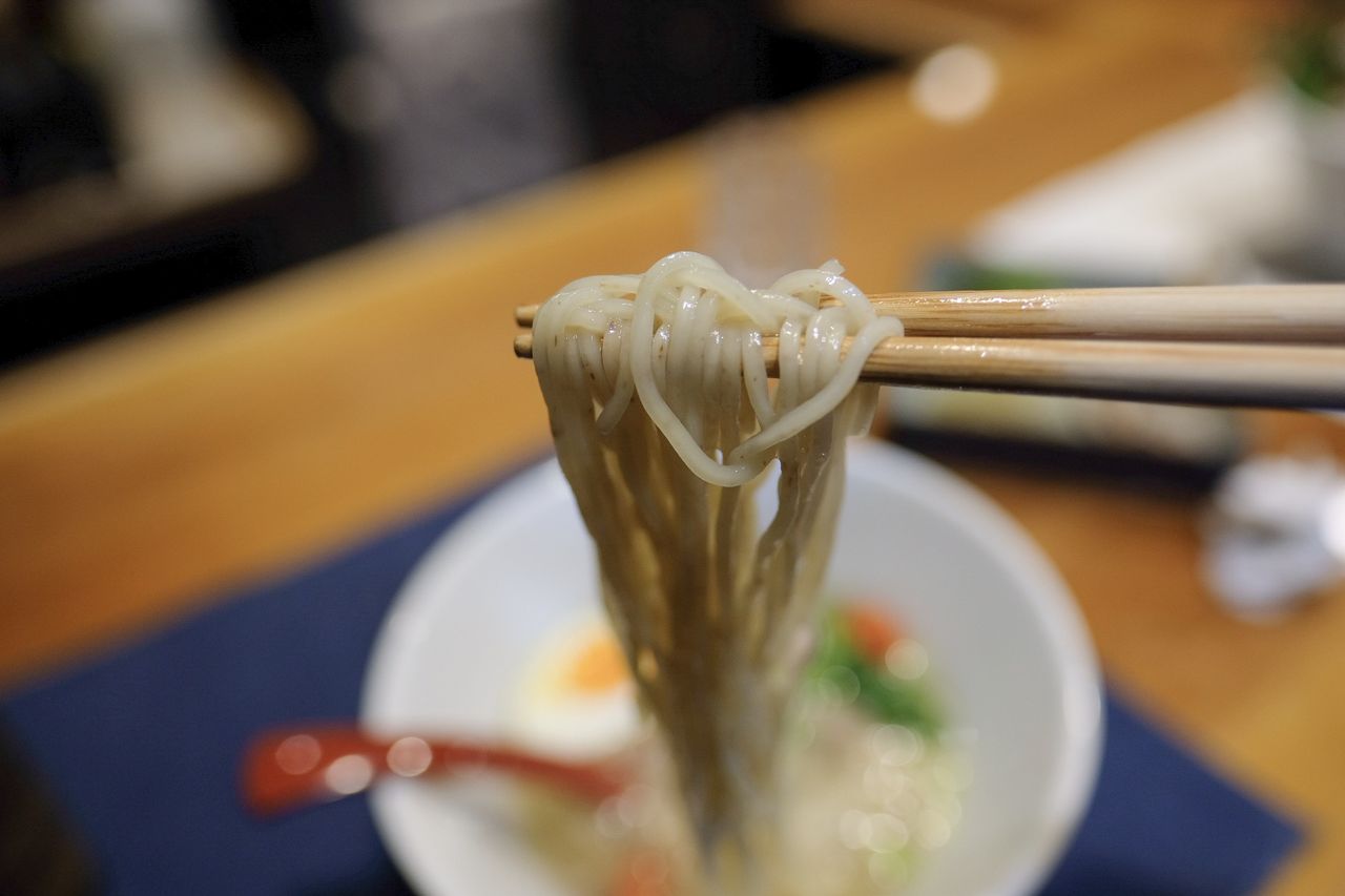 Men Labo メンラボ 西中洲で中締めにあごだし塩ラーメンと熟成生醤油ラーメン らうちた