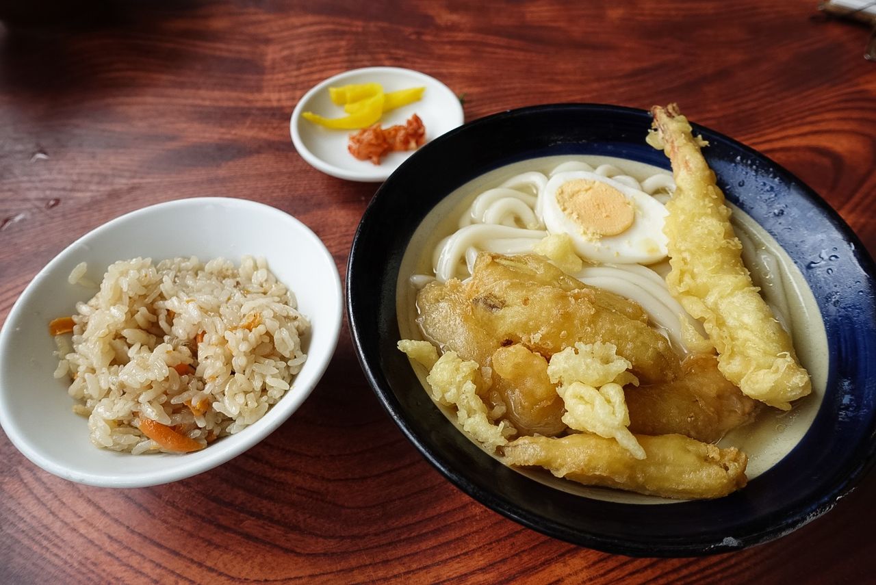 牧のうどんのお子様セット（ミニセット）、肉をごぼ天に替えてもらう 