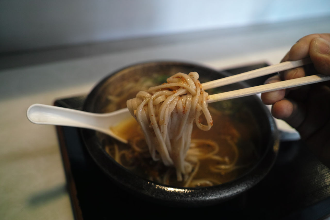 萬栄うどんでカレーうどんを日本最古という博多古うどんの麺で らうちた