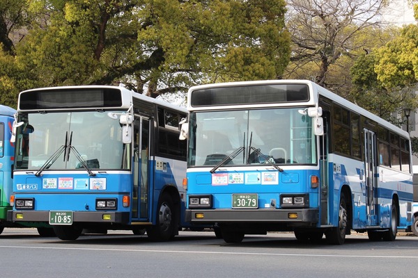 左:日野ブルーリボン×右:西工58MC(B₋Ⅰ)×いすゞ