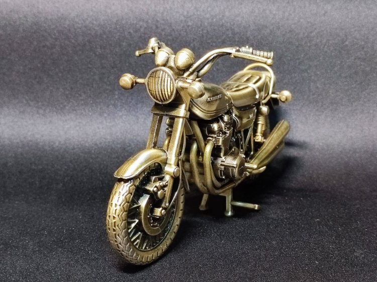 レッドバロンでバイク買ったらKawasaki 750RS の置物もらった : 中央