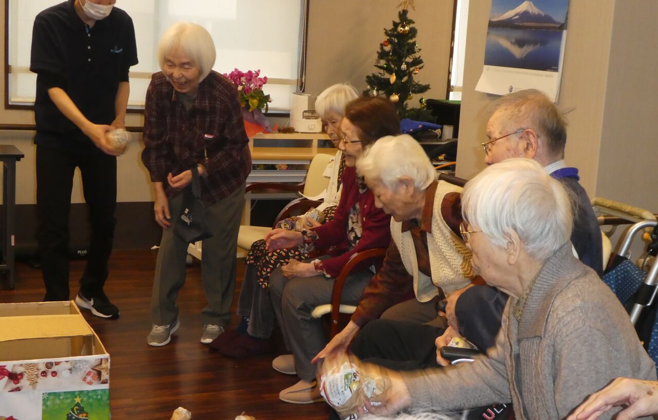クリスマス会 玉入れ お食事編 ライフコート弐番館ブログ