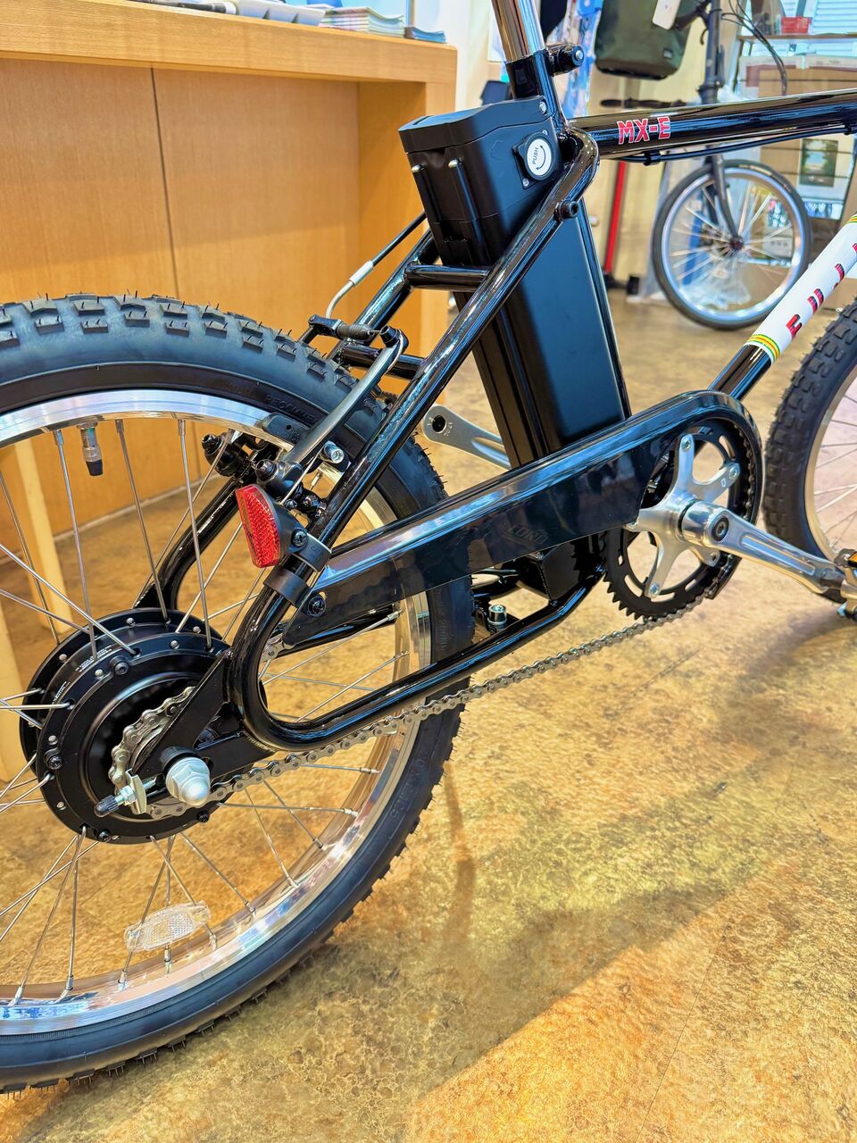 レトロデザイン×最新アシスト！話題の FUJI MX-E : LORO CYCLEWORKS