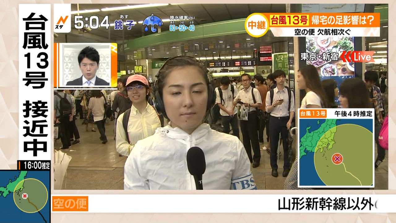 ニュース 台風中継で 各局の画像に写り込んだ ピンクの帽子 さんが話題に ゴールド速報