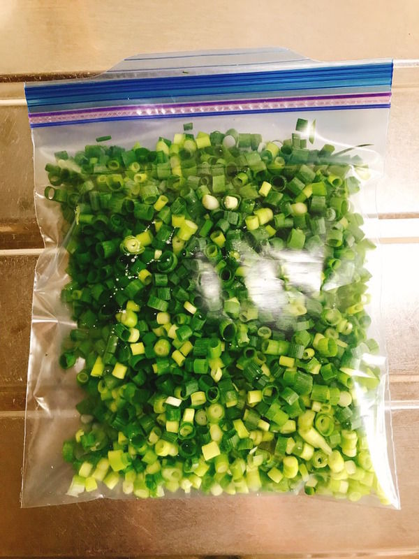 あまり使わないものは「冷凍庫」を活用する。