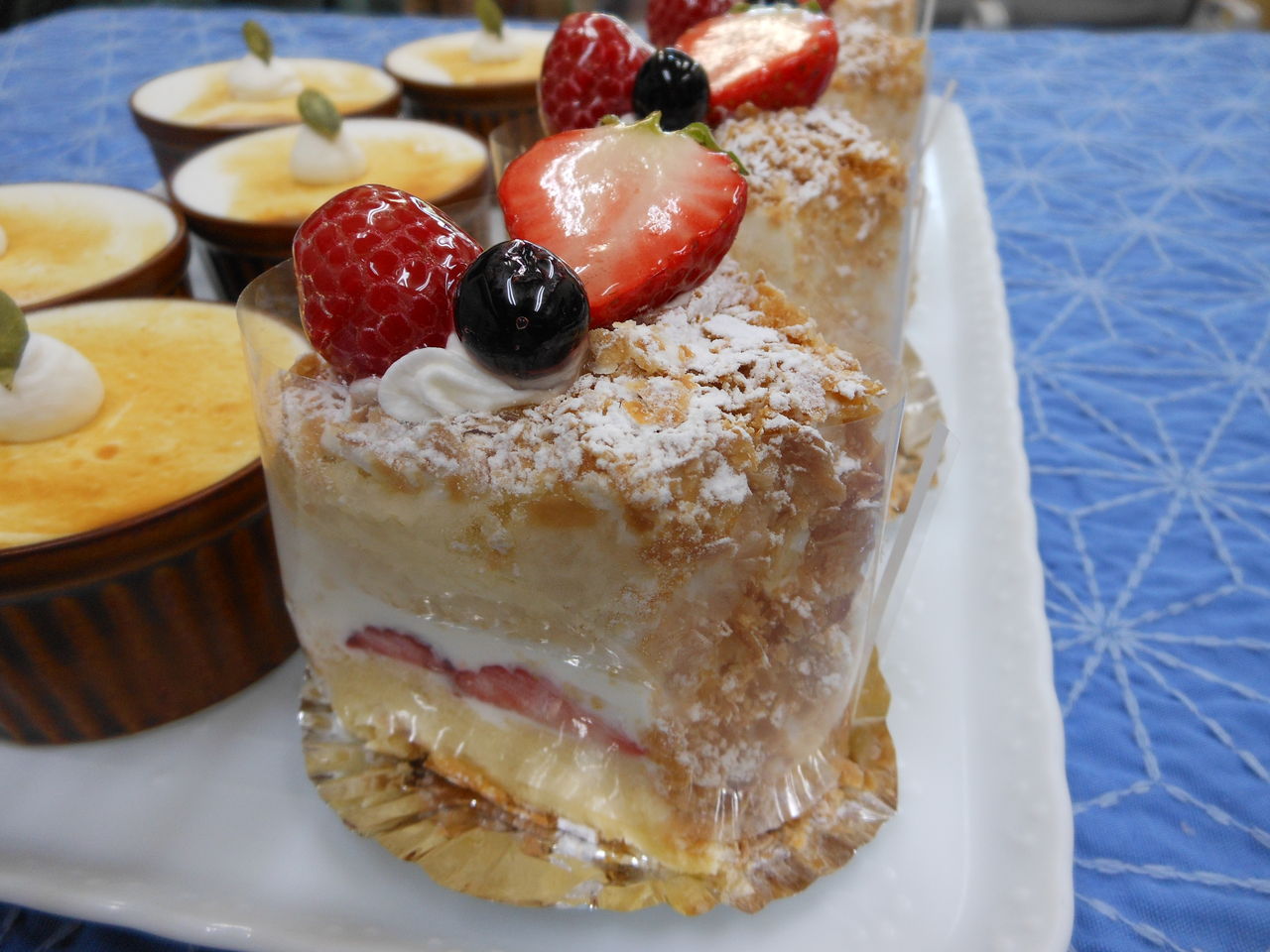 シフォンケーキとロールケーキです ル ポティロン 公式 Blog シフォンケーキとロールケーキです ル ポティロン 公式 Blog
