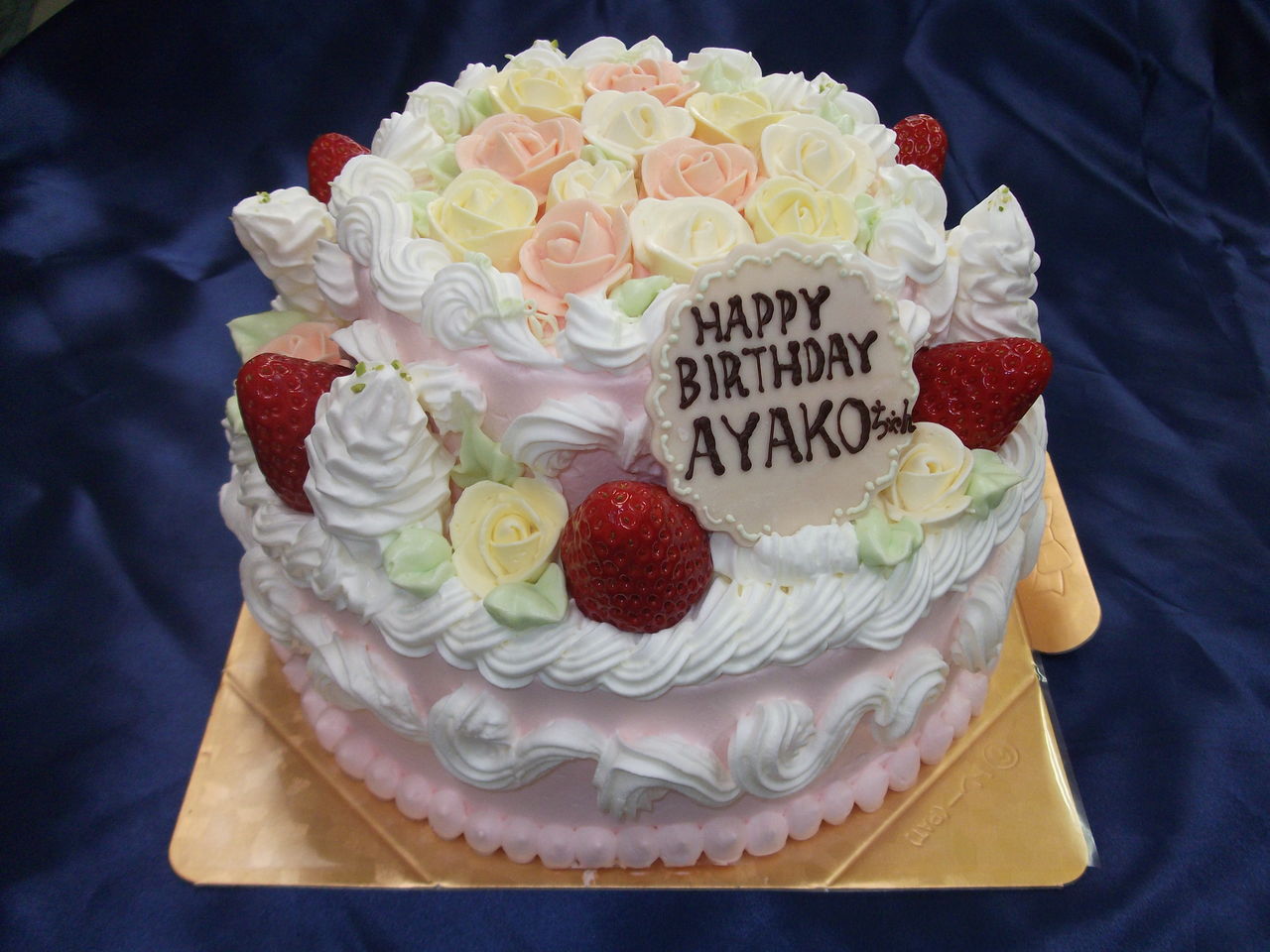 今日のバースデーケーキです 蜂のケーキもできました ル ポティロン 公式 Blog