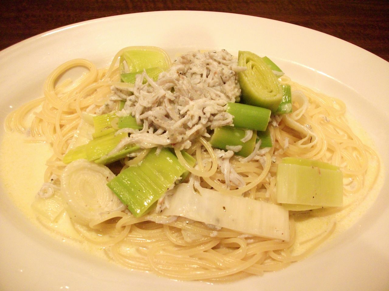 生しらすとポロネギのパスタ Bistro Le Chat Noir 猫とワインとパリの食卓 生しらすとポロネギのパスタ Bistro Le Chat Noir 猫とワインとパリの食卓
