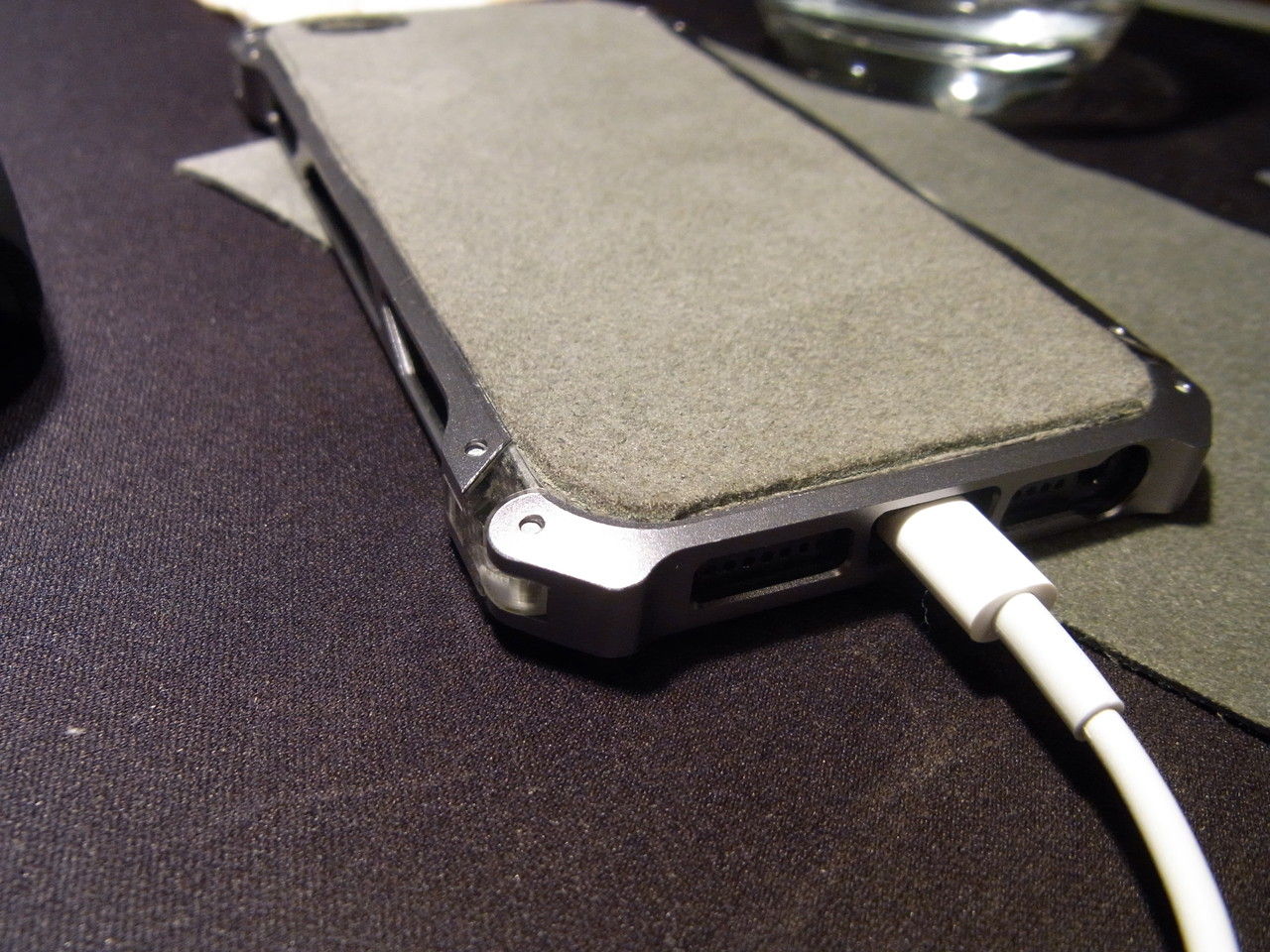 しましまとでんせつ エクセーヌ アルカンターラをiphone5のバックプレートに貼ってみた ウルトラスエード