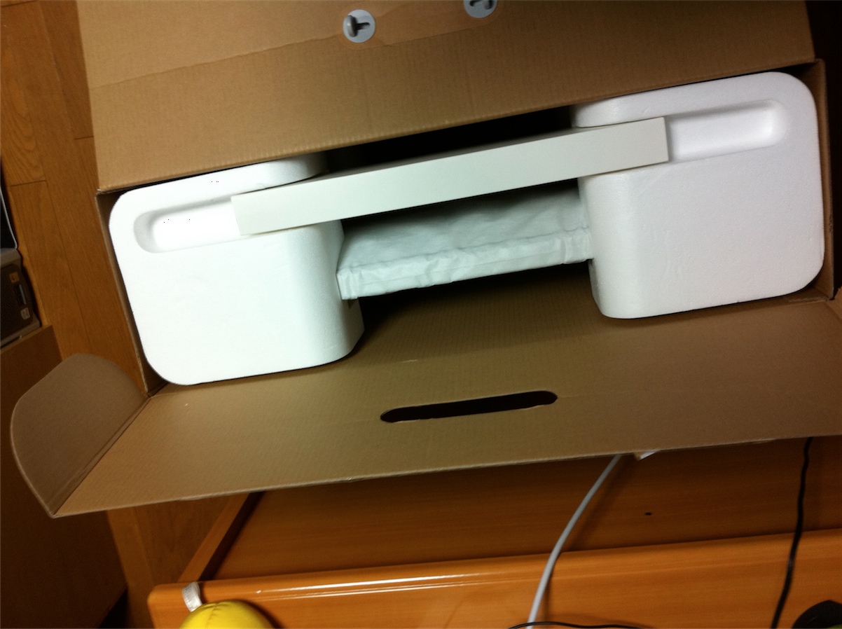 iMac Mid 2010 27インチ i7 開封 : しましまとでんせつ iMac Mid 2010 27インチ i7 開封 : しましまとでんせつ