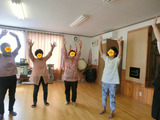 手をあげて