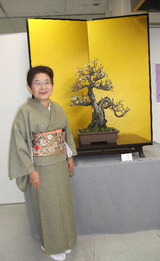 作品の前で