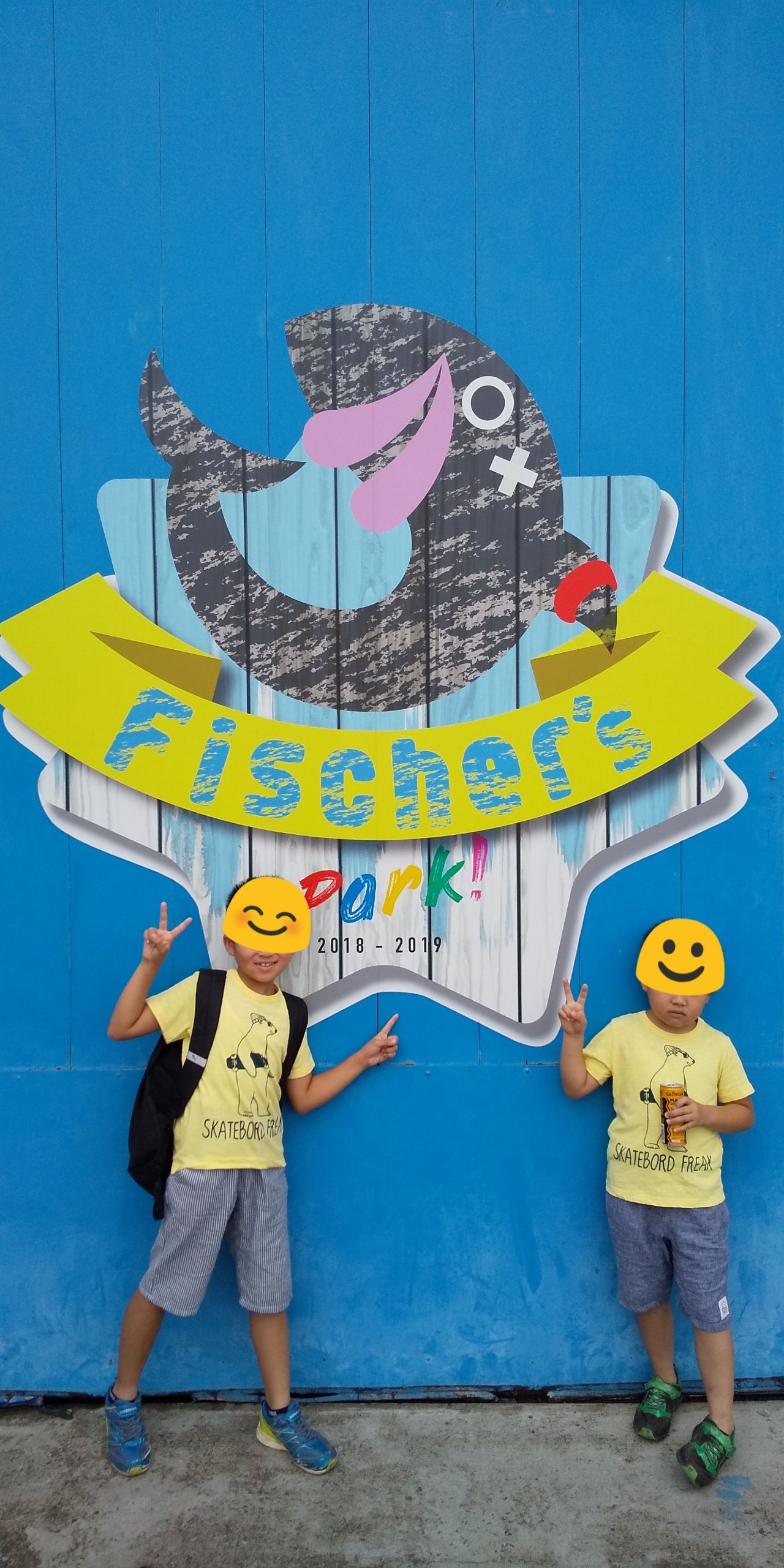 魚たちに混ざる小魚二匹 トモの Lib Let It Be