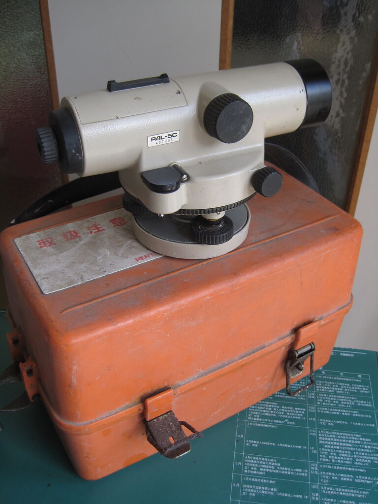 ここんとこのお仕事ぶり・・・<写真はペンタックスの昔のレベル 