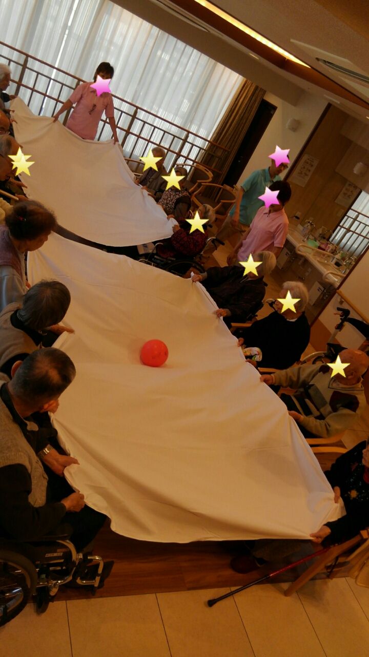 シーツを使ったボール遊び 介護付有料老人ホーム ルーブル道頓堀blog シーツを使ったボール遊び 介護付有料老人ホーム ルーブル道頓堀blog