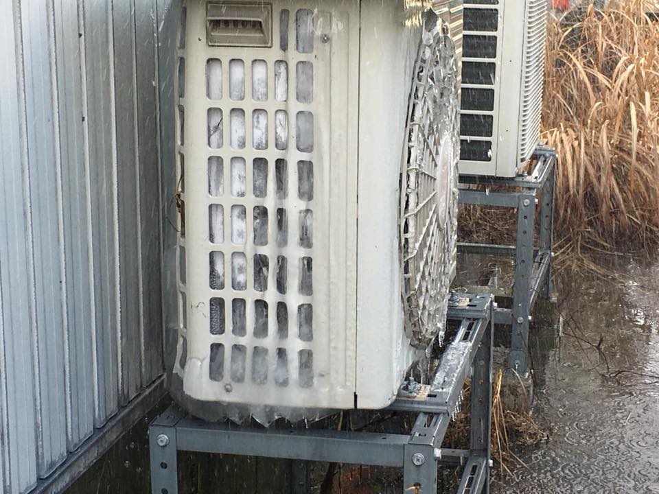 室外機が凍結 暖房が効かない 高岡市の雨樋の現場 ライフガード北陸支社 ７ころび８おき