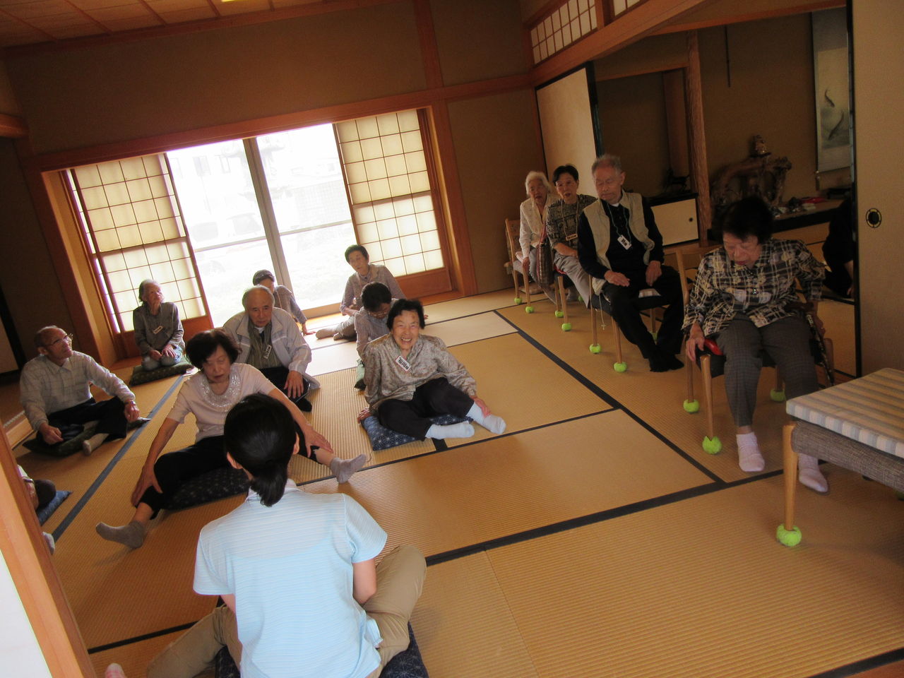 たたみで ゴロゴロ体操 いちごライフ 生活力向上デイサービス