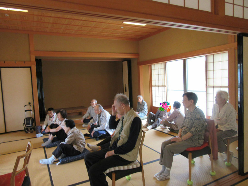 たたみで ゴロゴロ体操 いちごライフ 生活力向上デイサービス