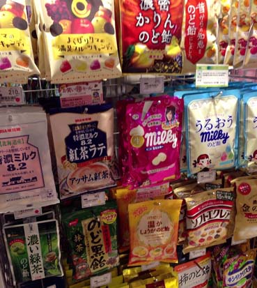 60年以上販売している大ベストセラーキャンディ ミルキー が初めて のど飴仕様 で登場 ミルクセラミド コラーゲン ハーブエキスが入った うるおう ミルキーのど飴 はっしんの健康