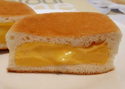 カスタードクリームを焼く前と焼いた後の２回も入れている贅沢クリームパン 北海道産牛乳使用のカスタードクリームがズッシリ重い ローソン マチノパン ｗ クリーム角ぱん はっしんのトレンド