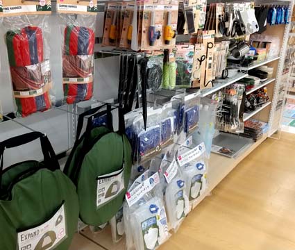 キャンプ用品に注力している ダイソー の格安商品 他店なら1000円以上する ライター不要で簡単着火できる ダイソー 500円商品 キャンピングキット ワンタッチガストーチ はっしんのお得
