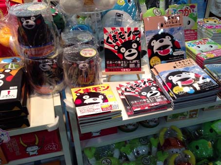 話題の くまもんグッズ ふなっしーグッズ が豊富にそろっている 関西初の ゆるキャラショップ Jr神戸 駅地下 ディオこうべにオープンした ゆるキャランド神戸店 はっしんの