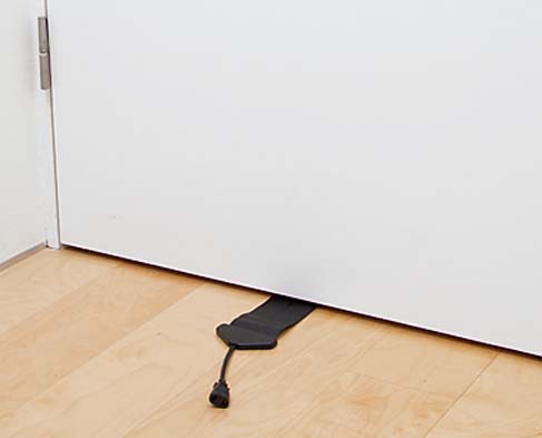 ドアの隙間を通り 窓 サッシの外へも電源供給できる 厚み0 9mmの電源延長ケーブル フラット延長コード はっしんの電脳