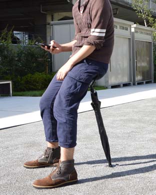 行列の多い日本では必需品になるかもしれない便利なイス カサのハイブリッド商品 一脚椅子 と頑丈な大型傘が合体した 座れる傘 チェアブレラ はっしんのトレンド