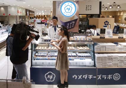 いろんなチーズの魅力を最大限に生かした各種スイーツが特徴 連日大行列 テレビやグルメ雑誌に頻出の チーズ好きのためのスイーツショップ 大丸 梅田店 ウメダチーズラボ はっしんのトレンド