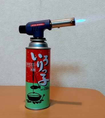 キャンプ用品に注力している ダイソー の格安商品 他店なら1000円以上する ライター不要で簡単着火できる ダイソー 500円商品 キャンピングキット ワンタッチガストーチ はっしんのお得 キャンプ用品に注力している ダイソー の格安商品 他店なら1000円以上する ライター不要で簡単着火できる ダイソー 500円商品 キャンピングキット ワンタッチガストーチ はっしんのお得