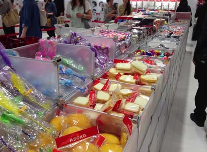 南堀江1号店から原宿2号店 梅田3号店に続き 14年夏には4号店の神戸ハーバーランドumie店がオープン予定の大人気リーズナブル雑貨ストア アソコ アイテム数1700種類を揃えた広くてキレイな ａｓｏｋｏ梅田nu茶屋町店 あそこをチェック はっしんのトレンド