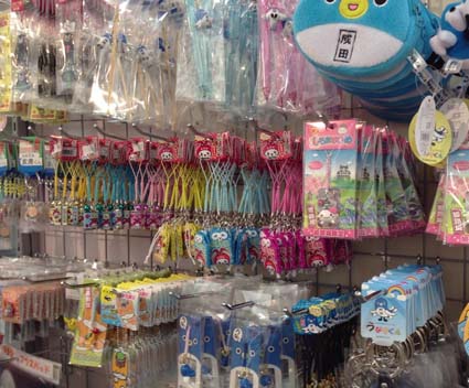 話題の くまもんグッズ ふなっしーグッズ が豊富にそろっている 関西初の ゆるキャラショップ Jr神戸 駅地下 ディオこうべにオープンした ゆるキャランド神戸店 はっしんの