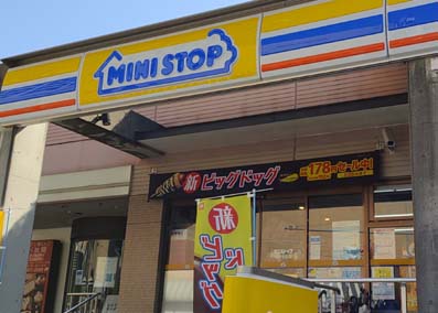 コンビニの中では希少と言える 海鮮魚介の生もの お寿司メニューが充実 ねぎとろまぐろ サーモンハラス イカがタップリ乗った酢飯の丼ぶり ミニストップ たっぷり海鮮丼 はっしんのトレンド コンビニの中では希少と言える 海鮮魚介の生もの お寿司メニューが充実 ねぎとろまぐろ サーモンハラス イカがタップリ乗った酢飯の丼ぶり ミニストップ たっぷり海鮮丼 はっしんのトレンド
