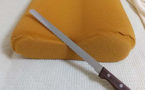 市販品を加工すれば自分にピッタリのオーダー品として生まれ変わるかも スポンジ素材を上手に切ることが可能な パン切り包丁 パン切り ナイフ を使った 枕のdiy加工 はっしんのdiy 市販品を加工すれば自分にピッタリのオーダー品として生まれ変わるかも スポンジ素材を上手に切ることが可能な パン切り包丁 パン切り ナイフ を使った 枕のdiy加工 はっしんのdiy