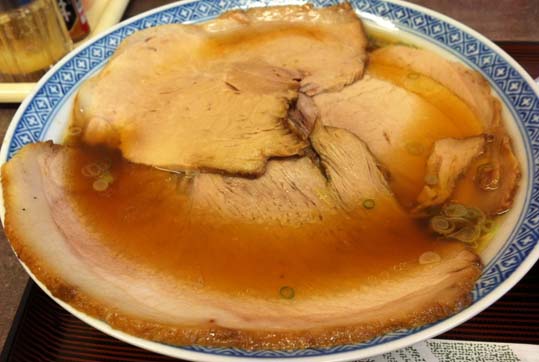 地元の人気ラーメン店 人気中華料理店 ラーメン鉢全面を覆う巨大チャーシューが圧巻の神戸 東灘区 ネギラーメンの 恵愛 けいあい はっしんのグルメ